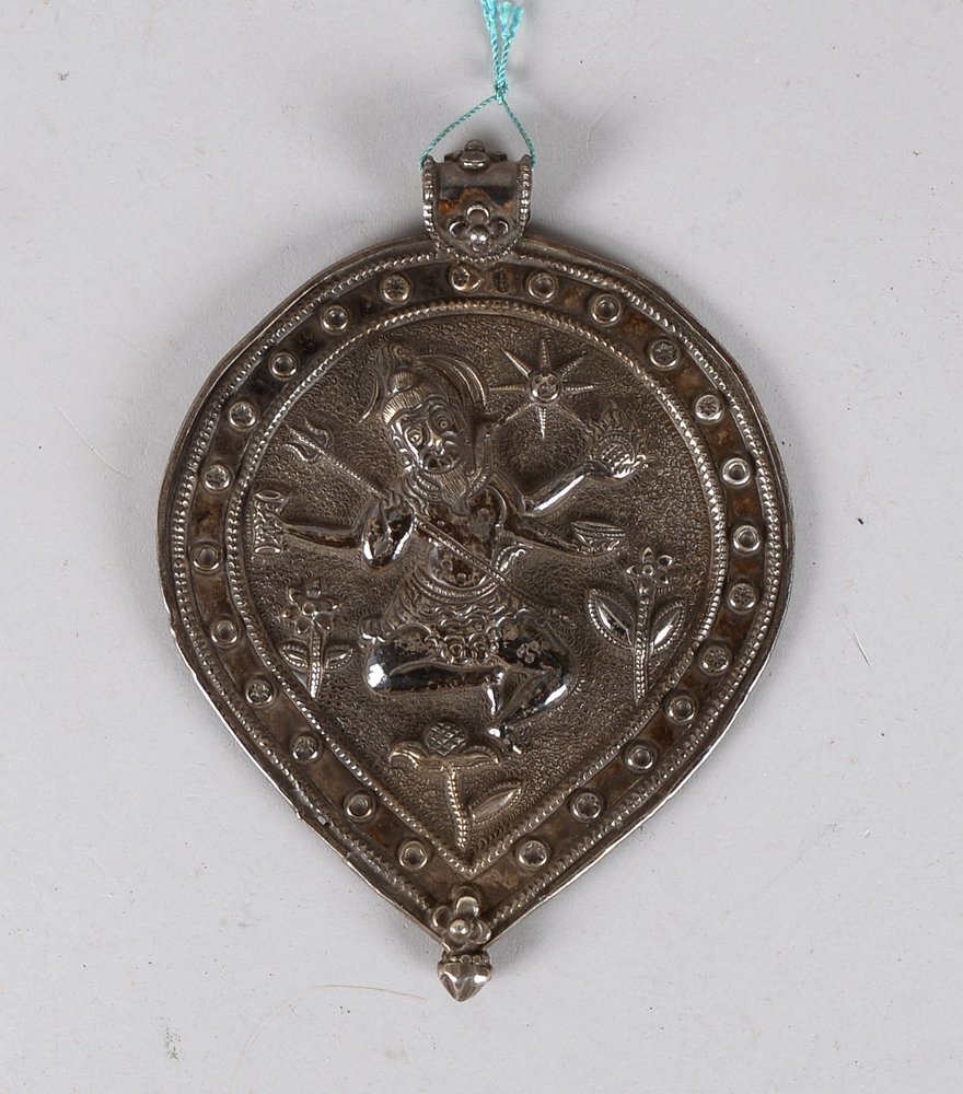 Anhänger (Indien), Silber, Reliefdekor ('4-armige Gottheit'); Länge 16,5 cm, Gew. 105 g