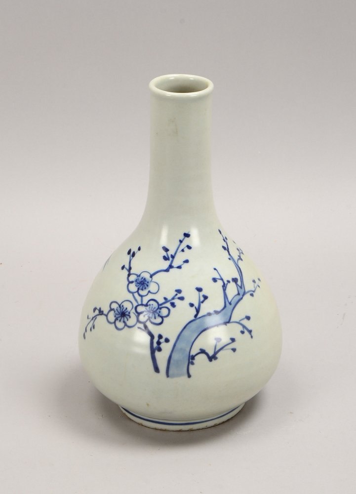 Porz.-Vase (Korea, 19. Jh.), flor. Dekor (Bambus-/Blütenbaum-Motive); Höhe 25,5 cm