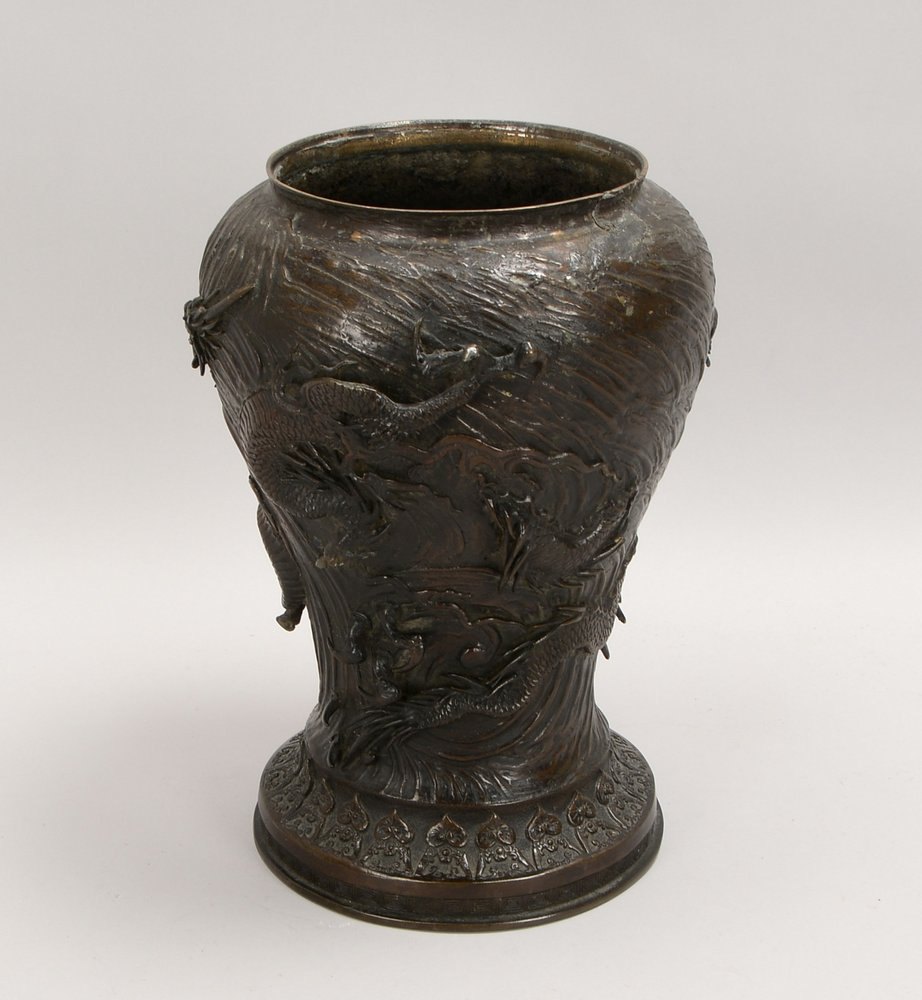 Übertopf/Tischvase (China), Weißmet. bronziert, halbplast. Drachenrelief; Höhe 34,5 cm