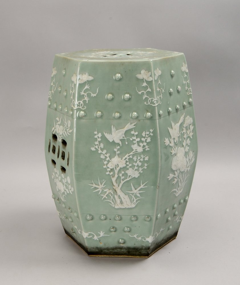 Porz.-Hocker (China), 6-passig, part. durchbr., erhabenes weißes Dekor/seladonf. Grund