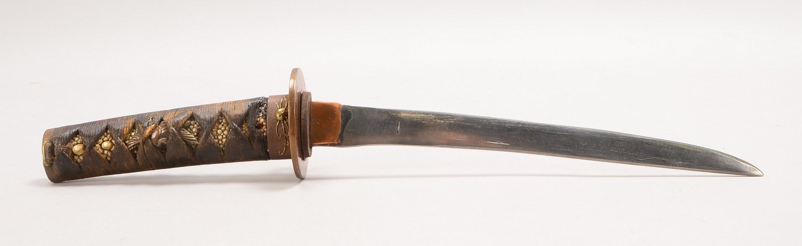 Wakizashi, geschm. Stahlklinge, Tsuba/Kashira aus Kupfer/Messing, in Holzscheide