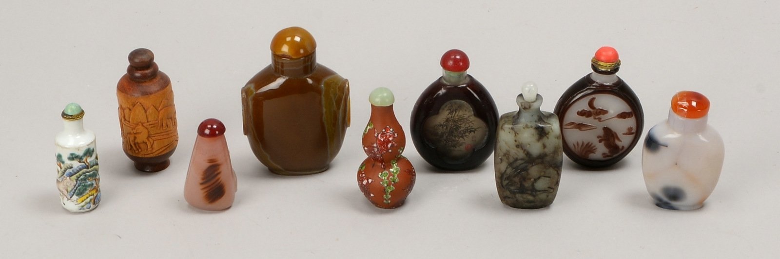 9x Snuffbottles (China), versch. Materialien/Ausf. (Pekingglas, Achat, Bambus, u.a.)
