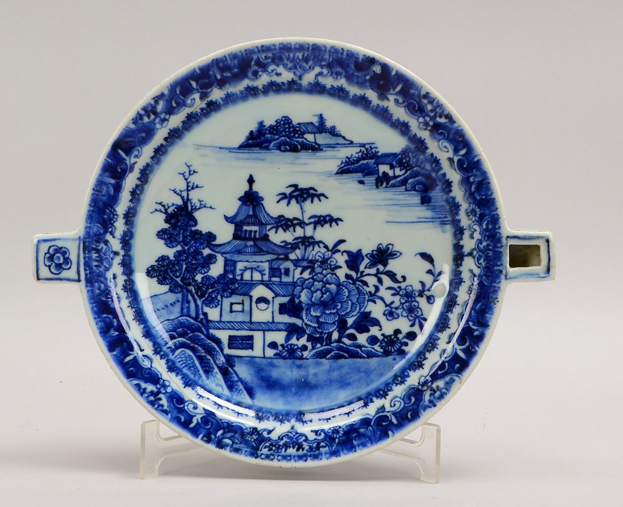 Porz.-Warmhalteschale (China, 18. Jh.), blaues Unterglasurdekor ('Pagode in Landsch.')
