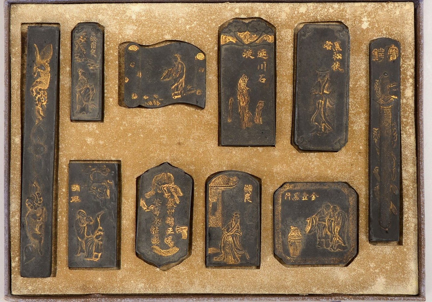 10x Kalligr.-Tintensteine (China), schwarz/Reste von Goldfarbe, figürl. Prägung/Gedichte