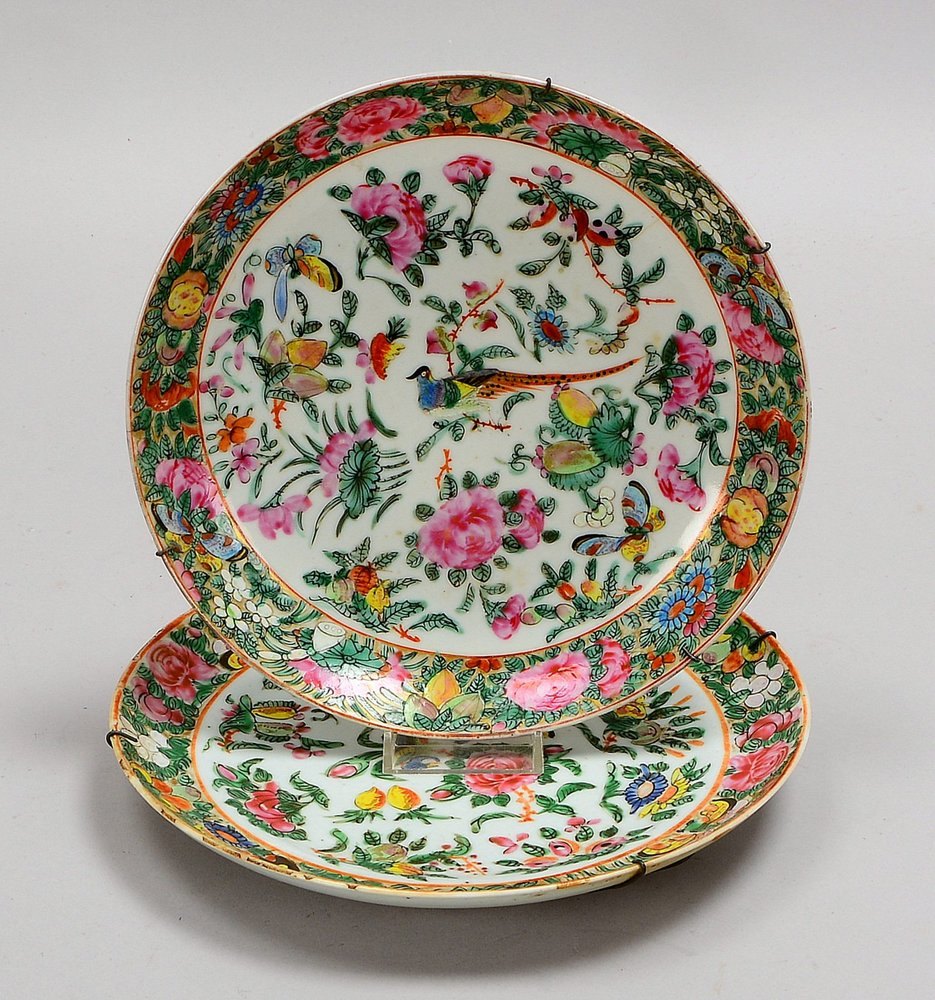 Paar Porz.-Teller (China), polychr. Dekor ('Phönix und Rosen'), ungemarkt; Ø 20,5 cm