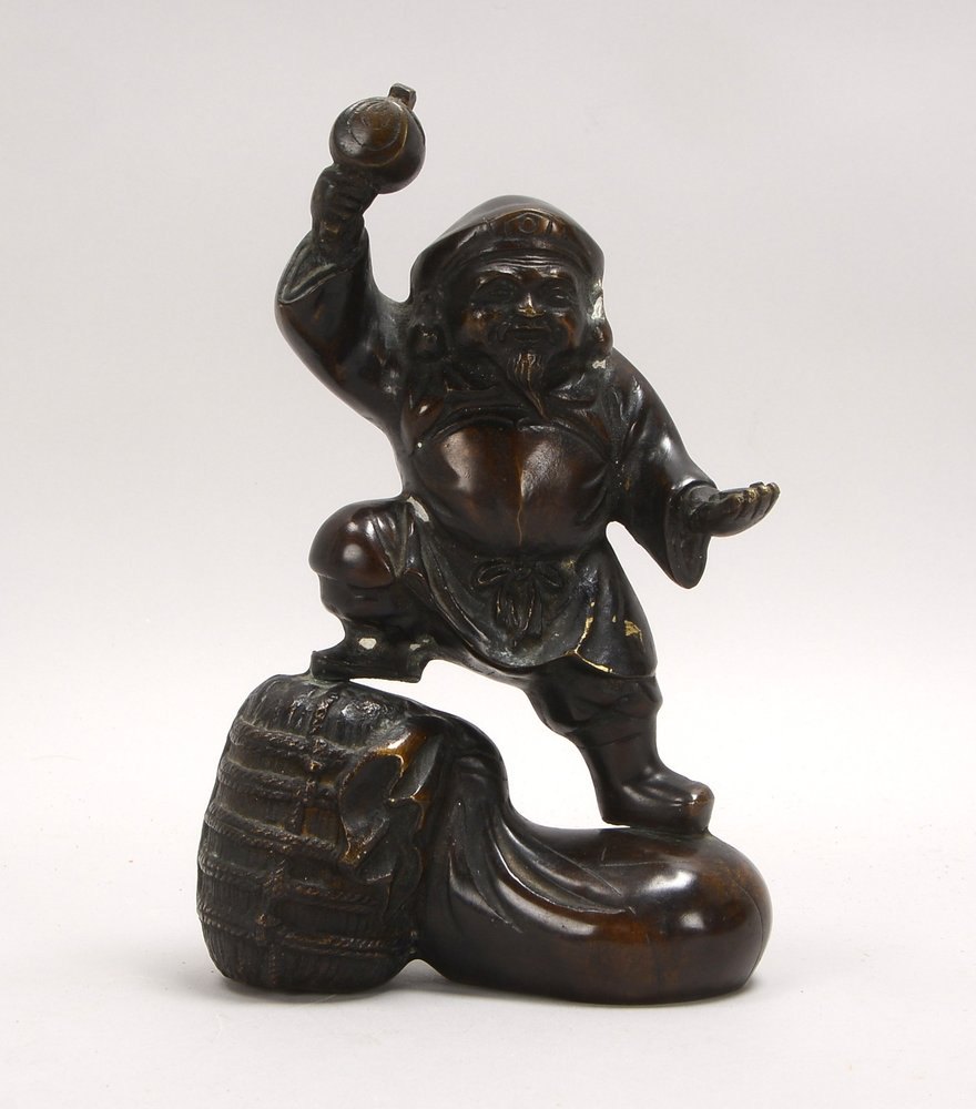 Bronzeskulptur (Japan), 'Männerdarstellung', mit Attributen dargestellt; Höhe 22 cm