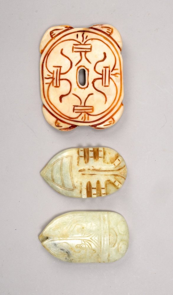 2 Jade-Schnitzereien (China): 1x 'Skarabäus'; 1x flaches Amulett mit figürl. Relief