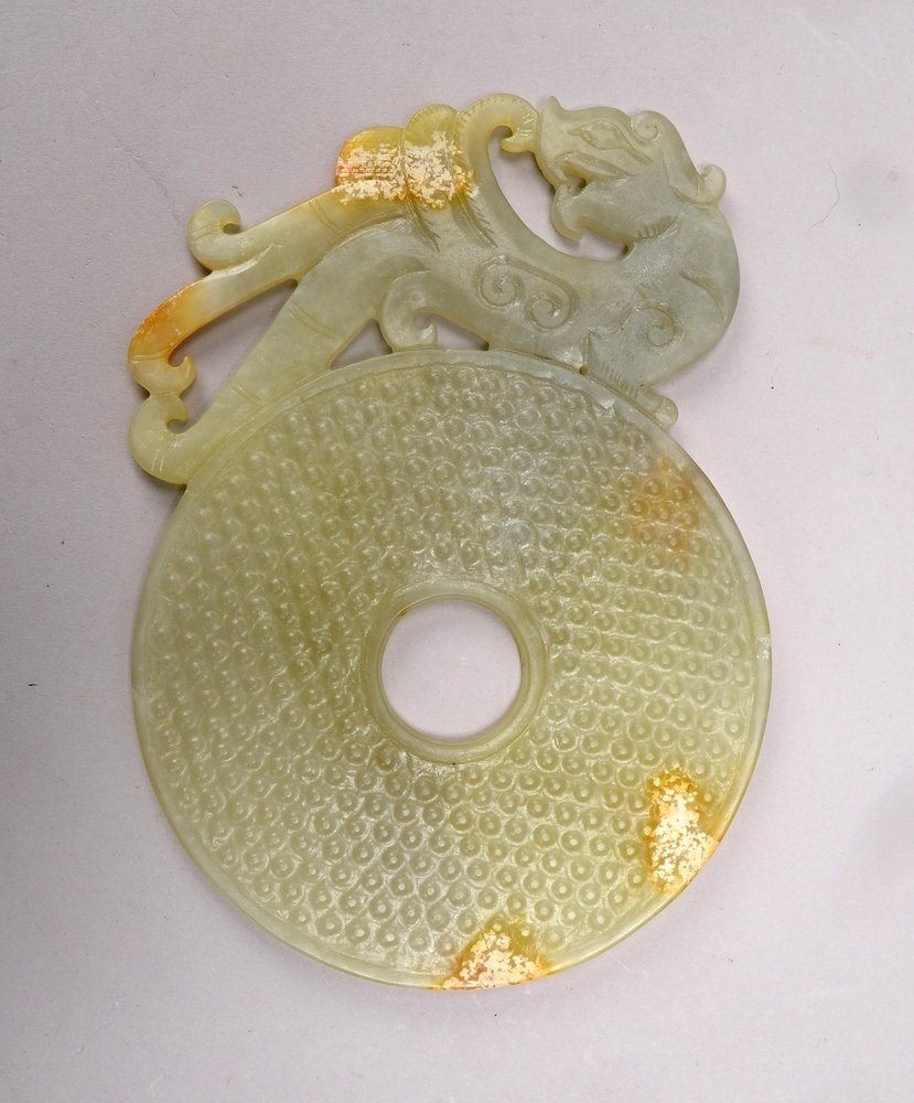 Jade-Schnitzerei (China), flache Scheibe mit figürl. Bekrönung ('Drache'); Höhe 19,5 cm