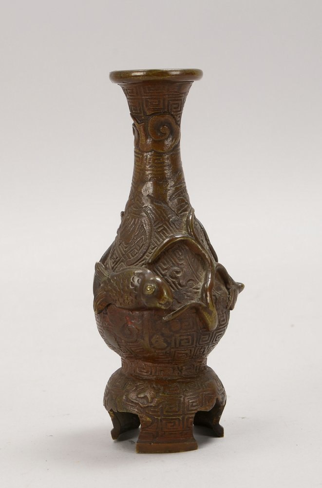 Tischvase (China), Bronze, Wandung mit halbplast. maritimem Reliefdekor; Höhe 14,5 cm