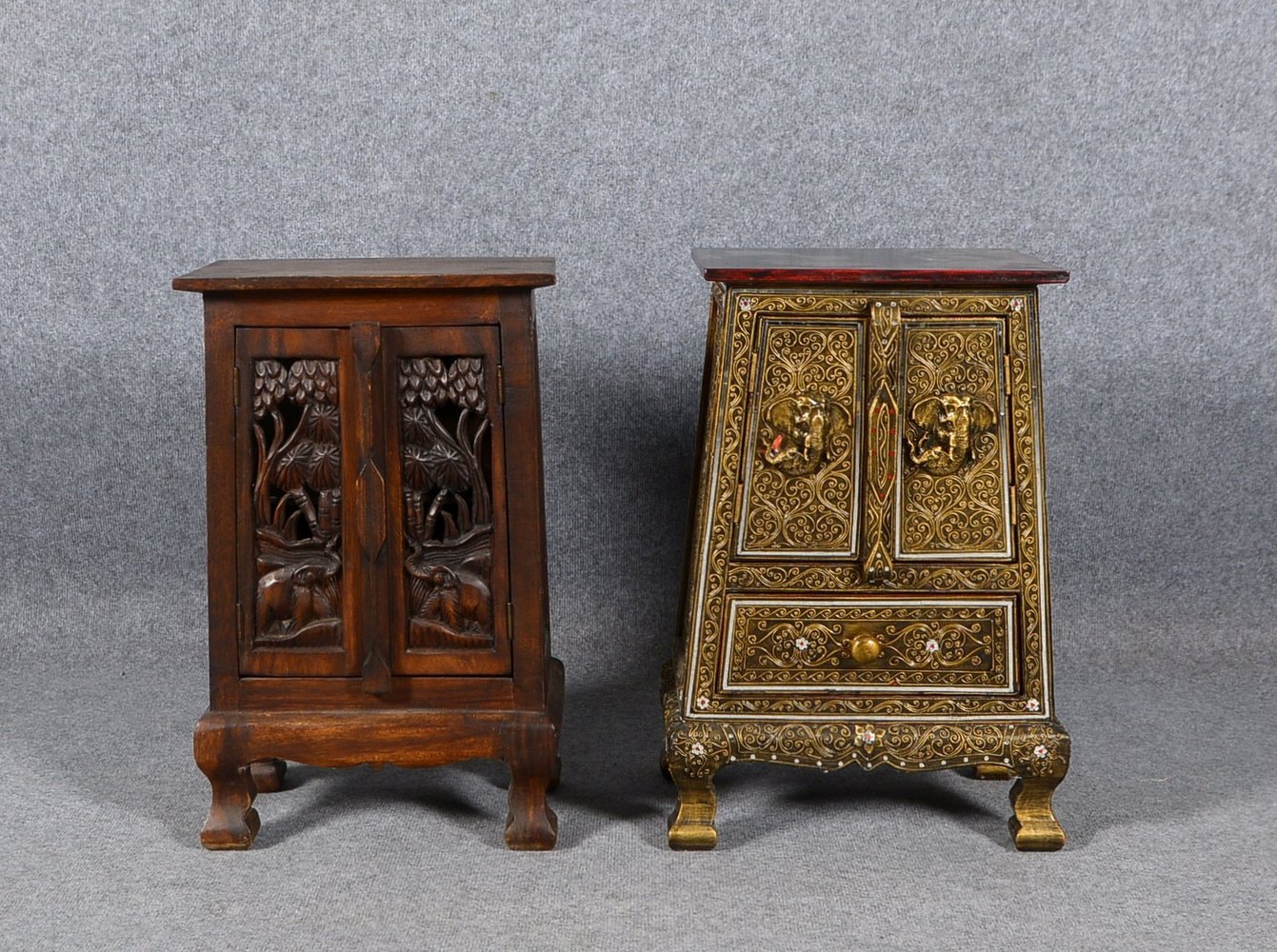 2 Beistellschränkchen (Indien), Holz teils mit Verzierung; 1x 62 x 42 x 26 cm, 1x 61 x 38 x 23 cm