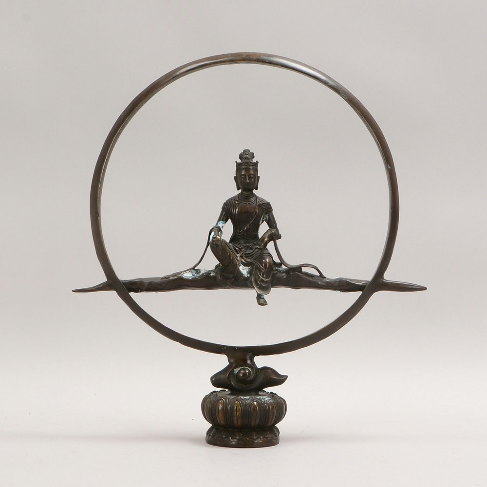 Bronzeskulptur (China), 'Buddha' (auf Wolke sitzend dargest.), auf Lotussockel, partiell oxid.