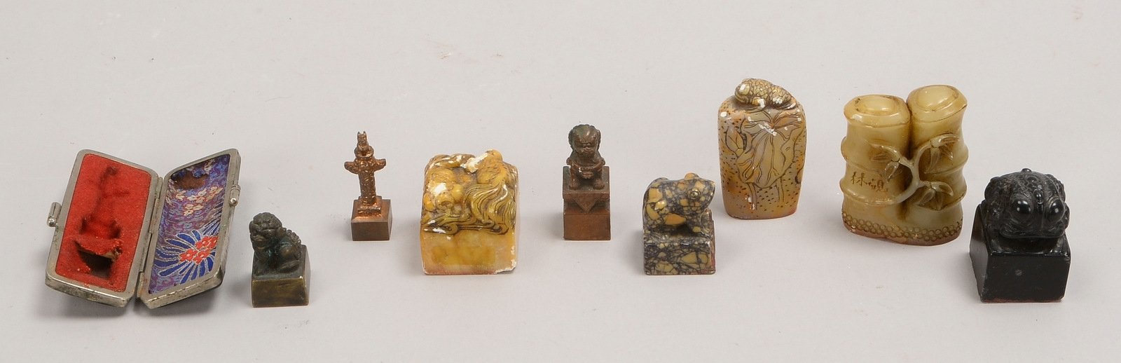Kl. Siegel-Sammlung (China), versch. Mat./Ausf. (Bronze, Jade, u.a.); Höhe 3 cm - 5 cm