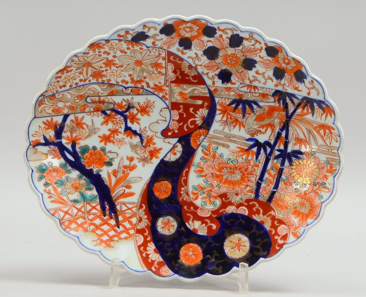 Porzellanschale (Japan), alt, ovale Form, in Imari-Technik, im Boden sign.; Ø 33,5 cm