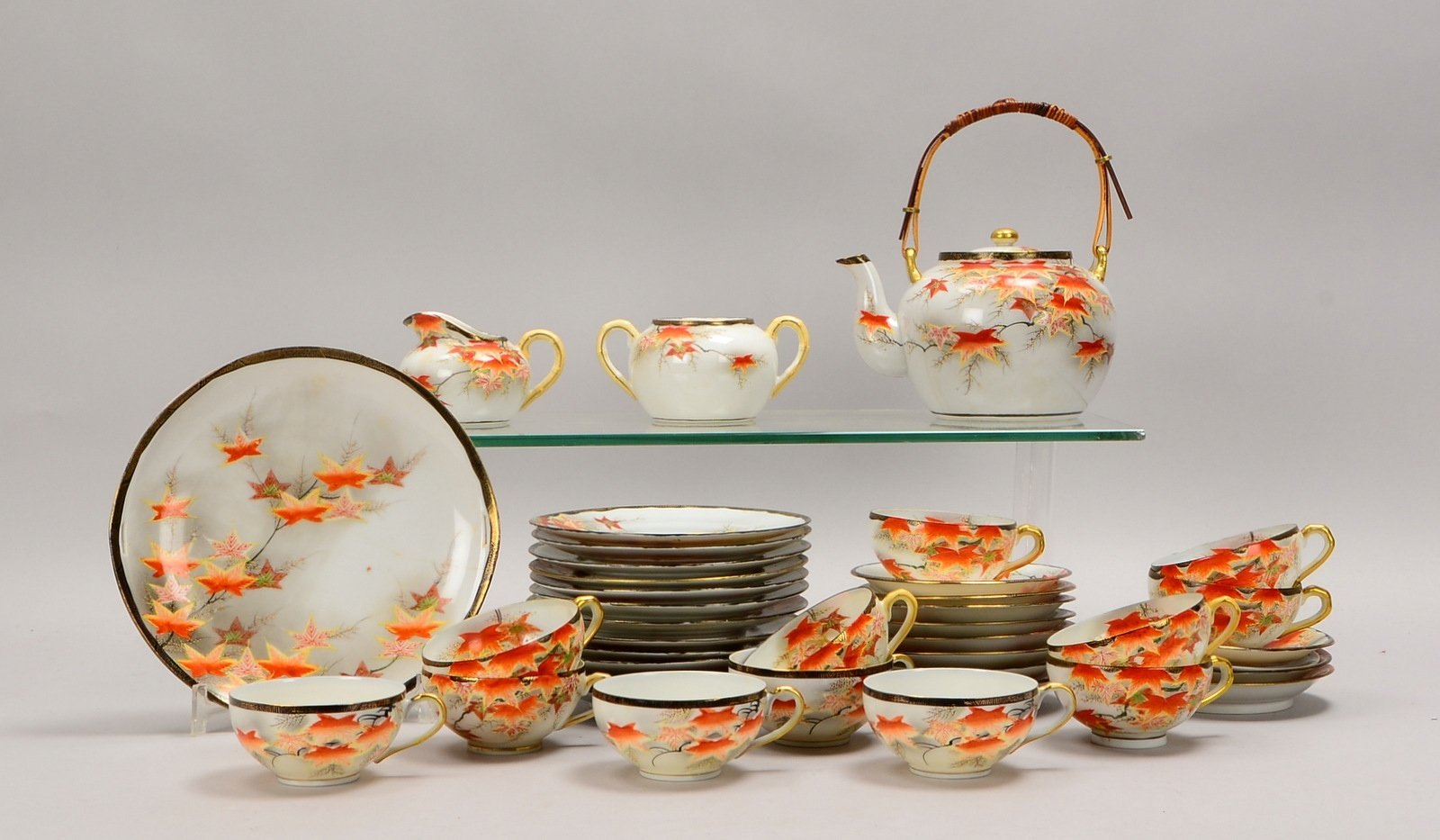 Teeservice (Japan), Eierschalenporz., handbem., im Boden gem./Lithophanie, für 12 Pers.