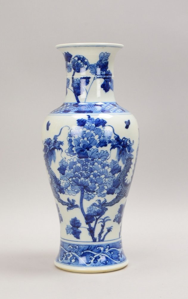 Porz.-Vase, ovoider Korpus, blaues Unterglasurdekor in Blau ('Drachen'), im Boden sign.