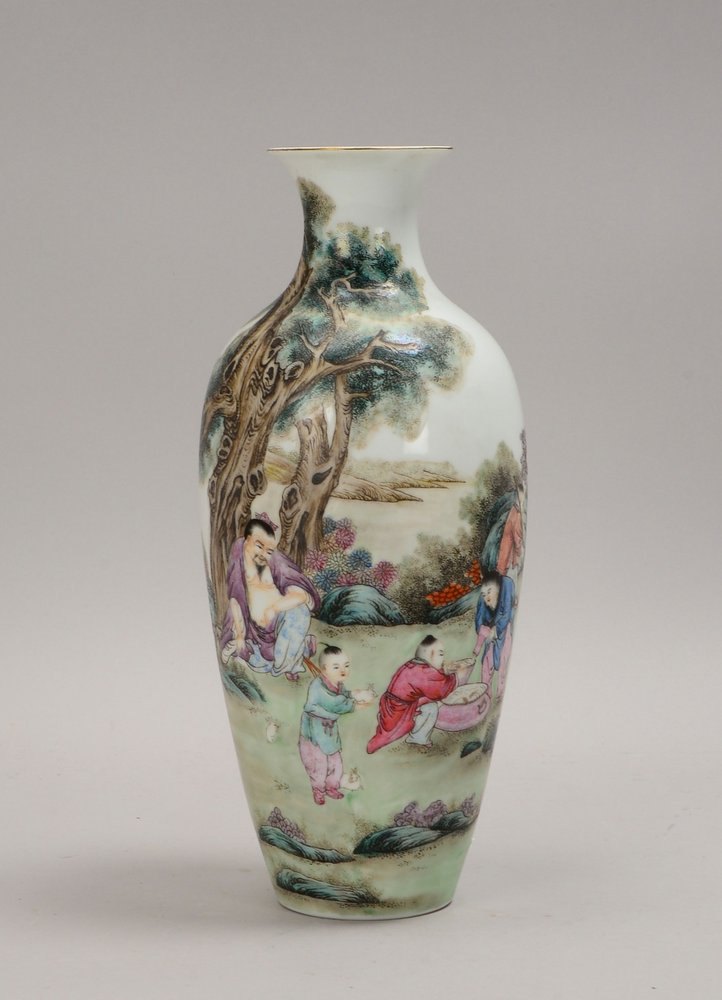 Porz.-Vase (China), ovoider Korpus, polychr. Bemalung ('Picknickszene'); Höhe 29 cm