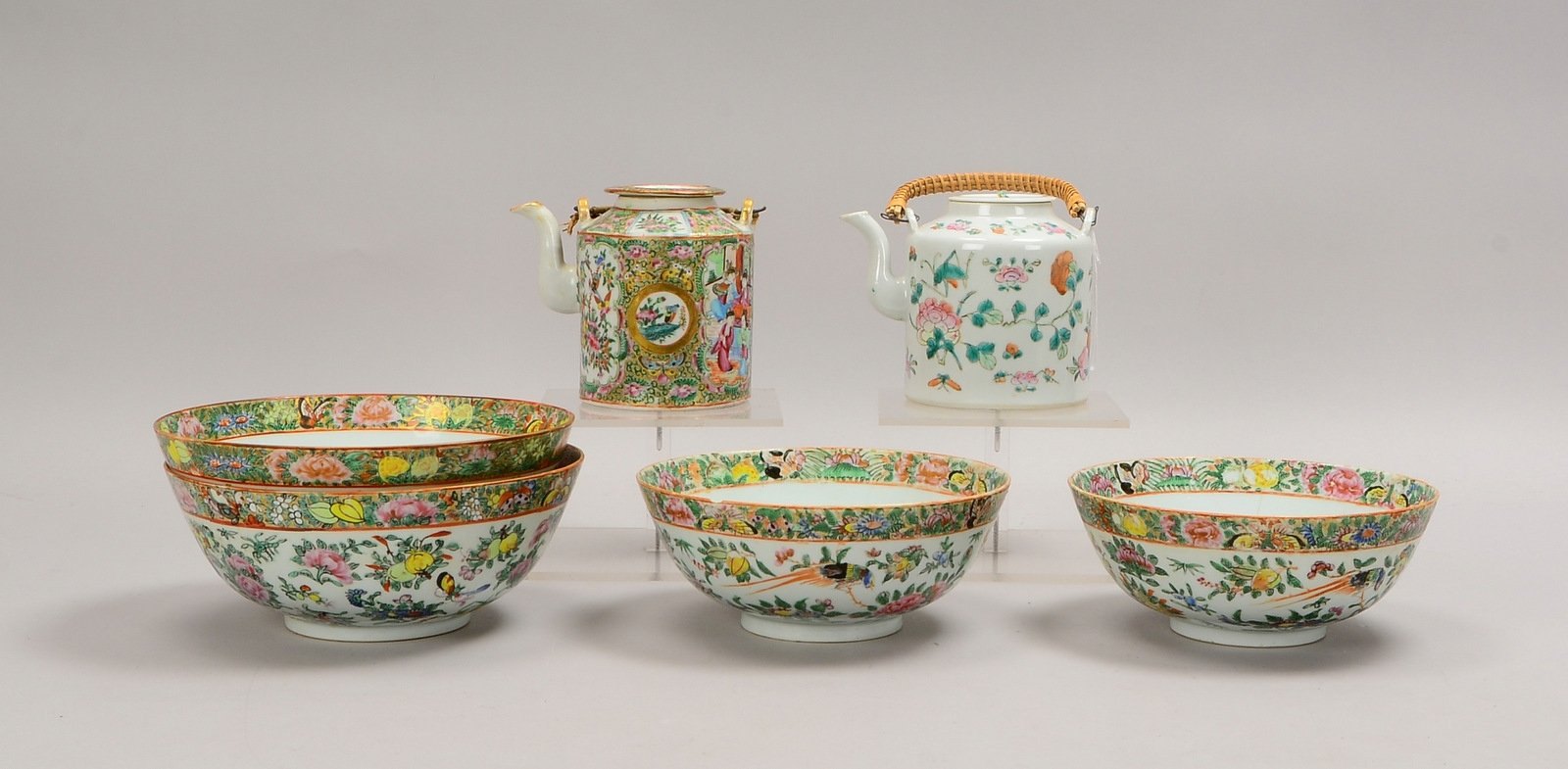 7x Porz.-Gefäße: 2x Kannen und 4x Schalen, flor. Dekor/polychr. Bemalung; Ø bis 22 cm