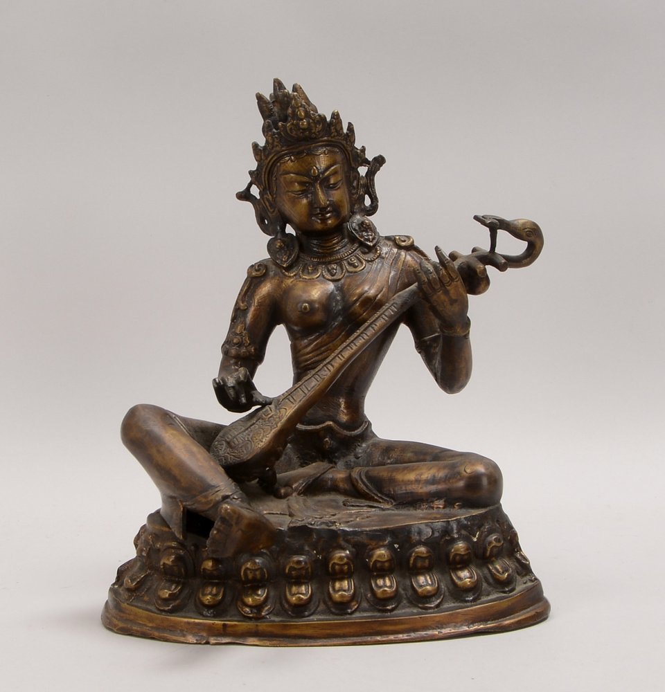 Bronzeskulptur (Indien), 'Lautenspielender Buddha', auf Lotussockel; Höhe 30,5 cm