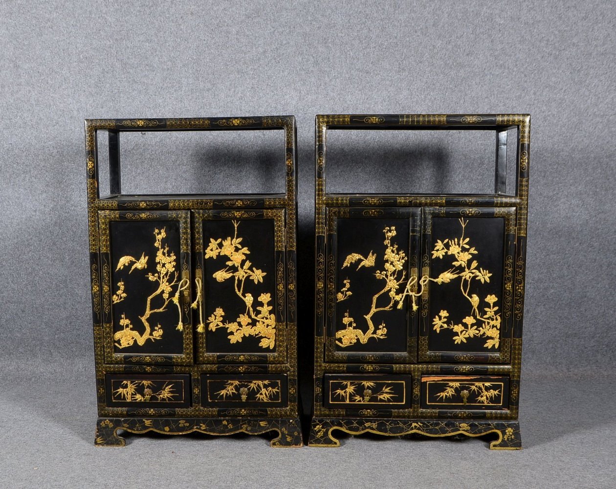 Paar Schränke (China), 2-türig/2-schübig, schwarz lack., goldgef., Messingbeschl.