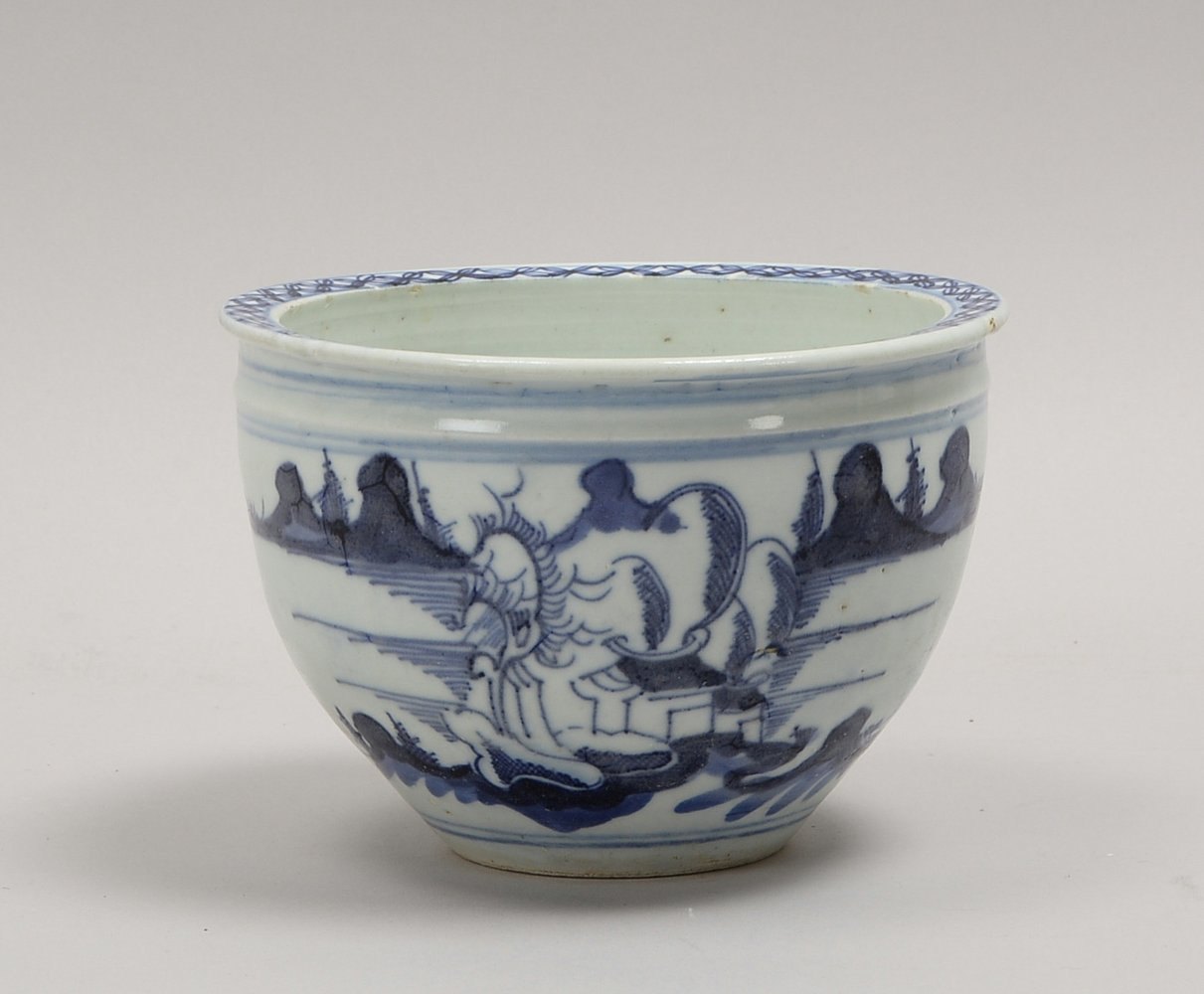Keramikschale/Topf (China), alt, blaue Unterglasurmalerei auf seladonf. Grund; Ø 16,5 cm
