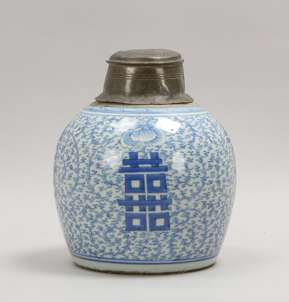 Gr. Ingwertopf (China), alt, mit blauer Unterglasurmalerei, mit Zinndeckel; Höhe 27 cm