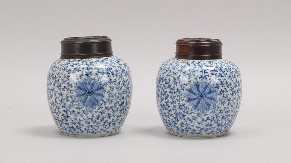 2 Ingwertöpfe (China), alt, blaue Unterglasurmalerei, mit Holzdeckel/oben offen, gem.