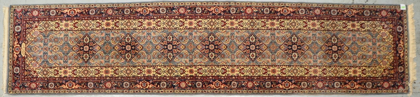 Täbriz-Galerie, feste Knüpfung, signiert, Flor in gutem Zustand; Maße 405 x 91 cm