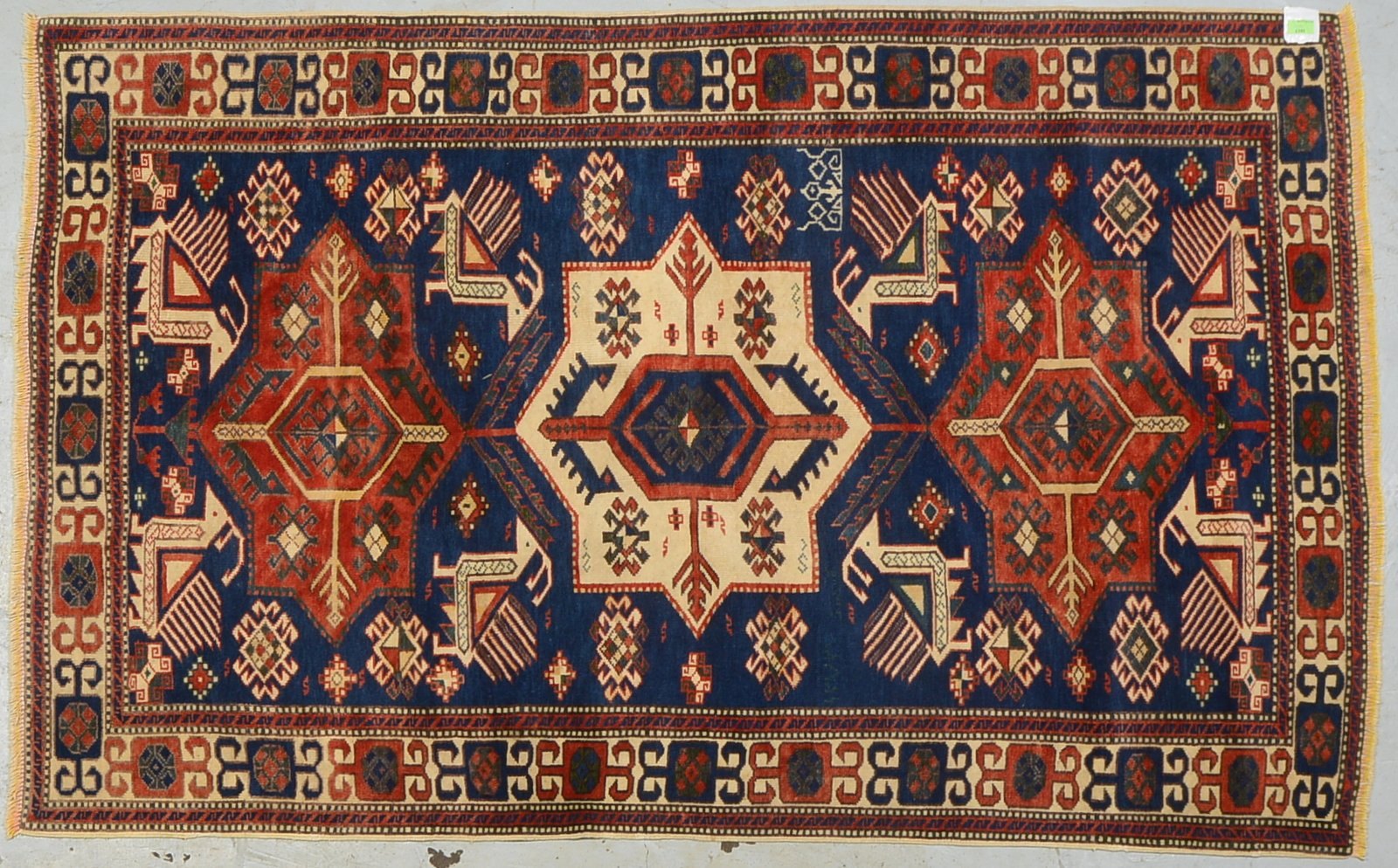 Kazak, mittelfeine bis feine Kn., Pflanzenmuster, ringsum kompl., sign./dat., gleichm.