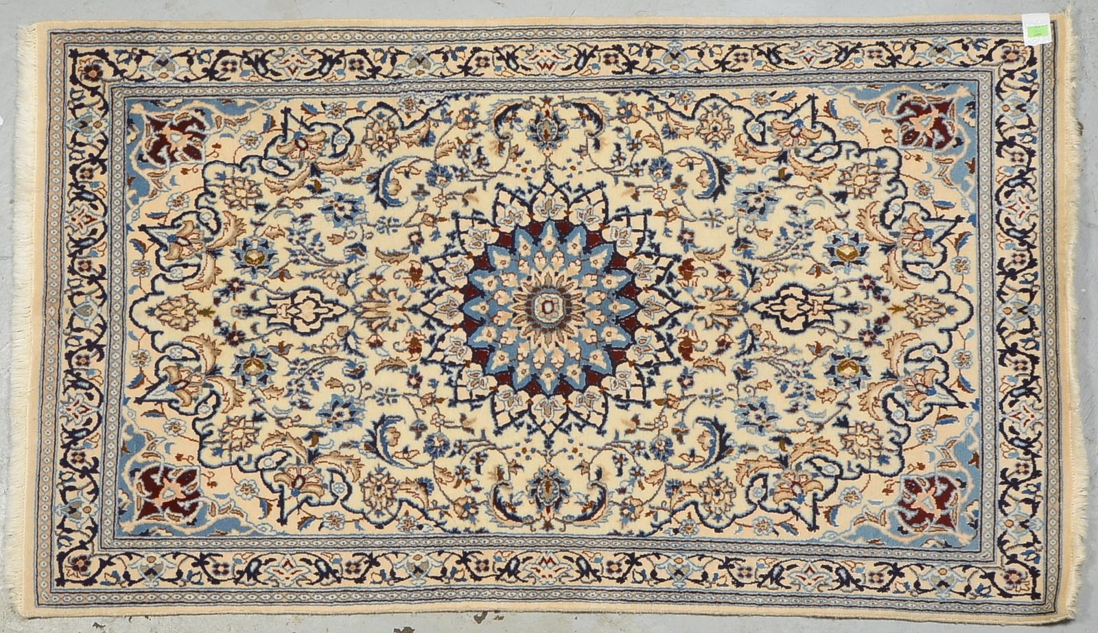 Nain, mit kl. Seidenanteilen, mittelf. bis feine Kn., Flor in gutem Zust.; Maße 196 x 112 cm