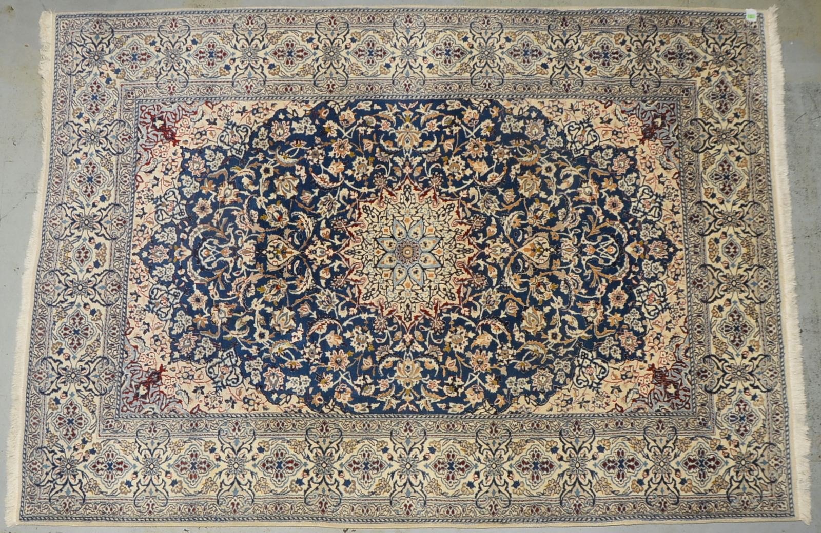 Nain, mit Seidenanteilen, mittelfeine Kn., hellgrundig, hochflorig; Maße 347 x 245 cm