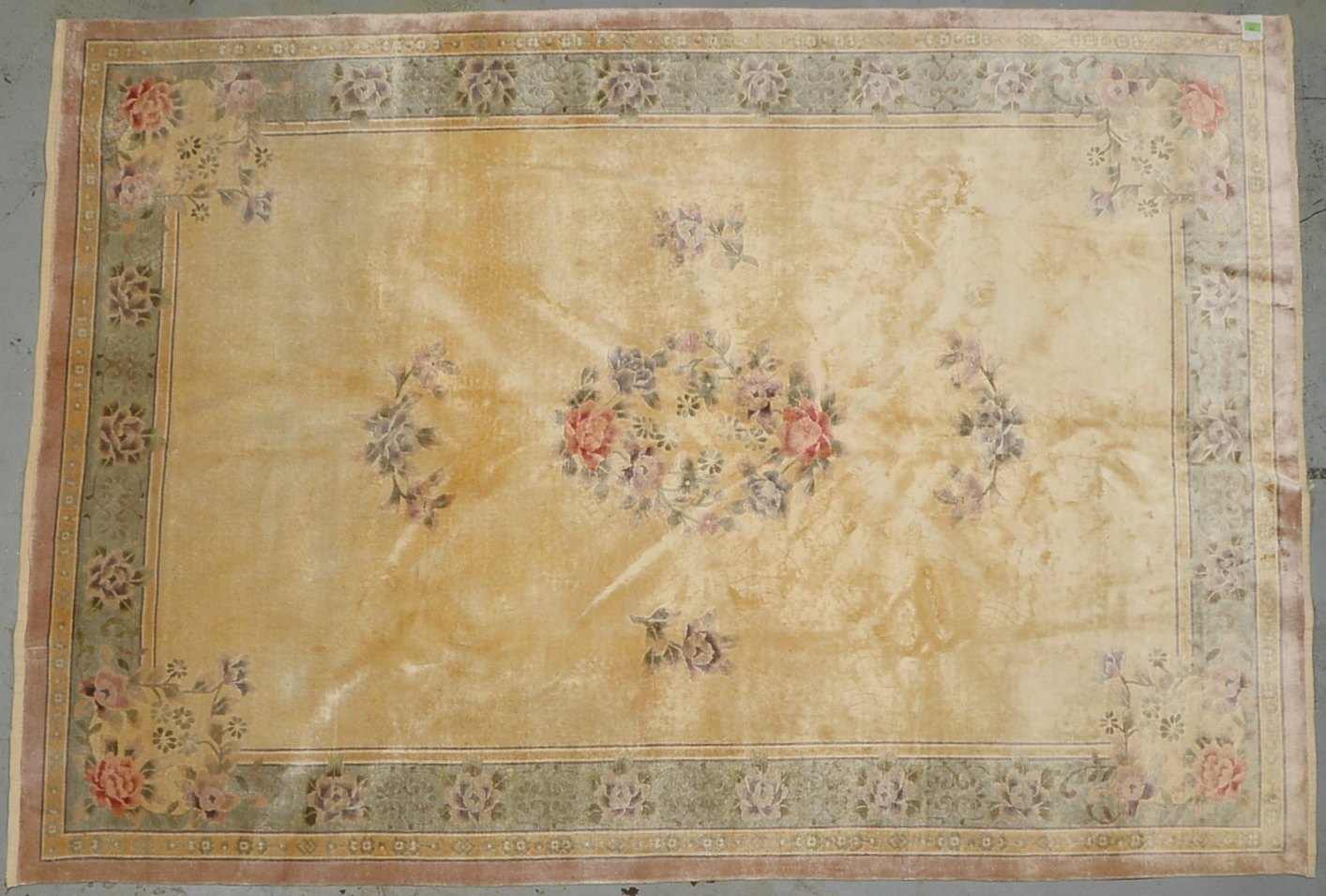 Einrichtungsteppich (China), Seide, mittelf. Kn., hellgrundig, teils floral gem., relief. Schur