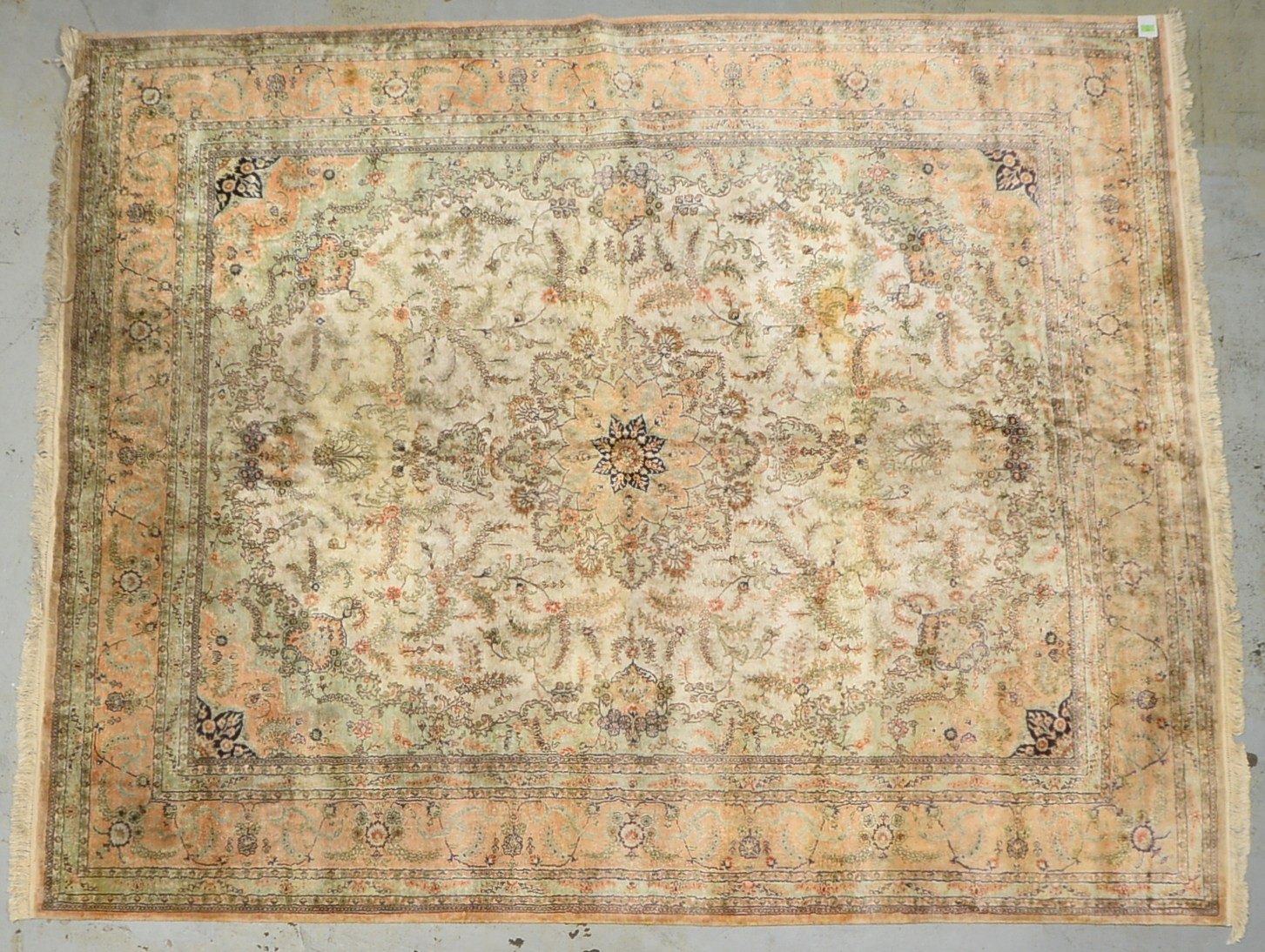 Turkmen-Orientteppich, mittelfeine Kn., hellgrundig, gleichm. - guter Zust.; Maße 302 x 244 cm