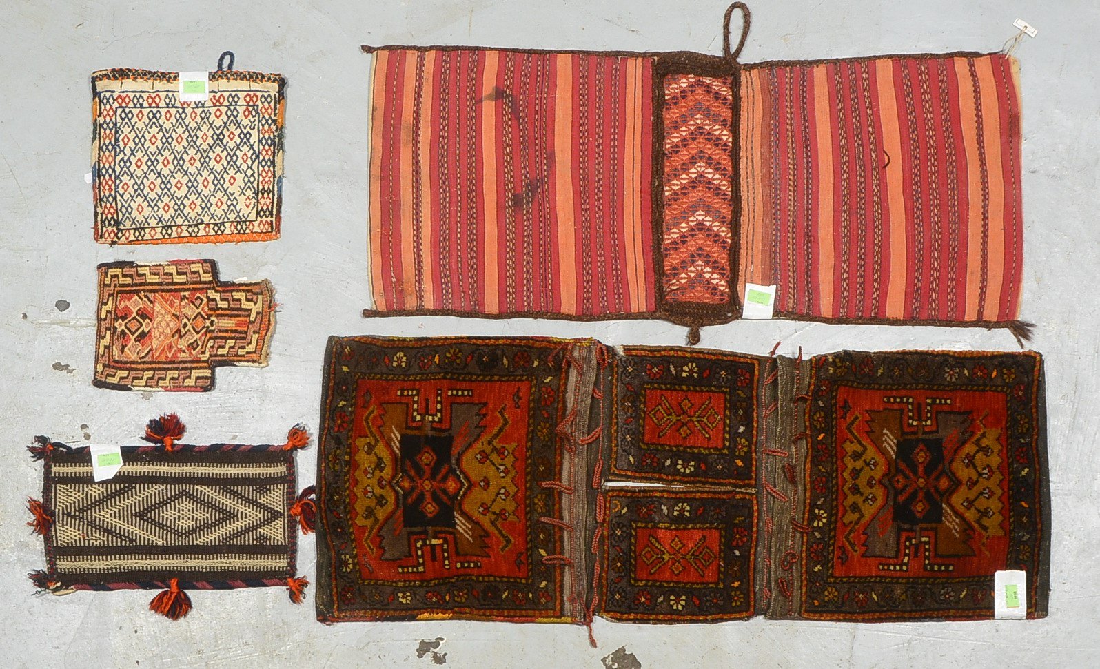 5 oriental. Taschen, Knüpf-/Webtechnik und Sumakhtechnik, versch. Dekore und Formate