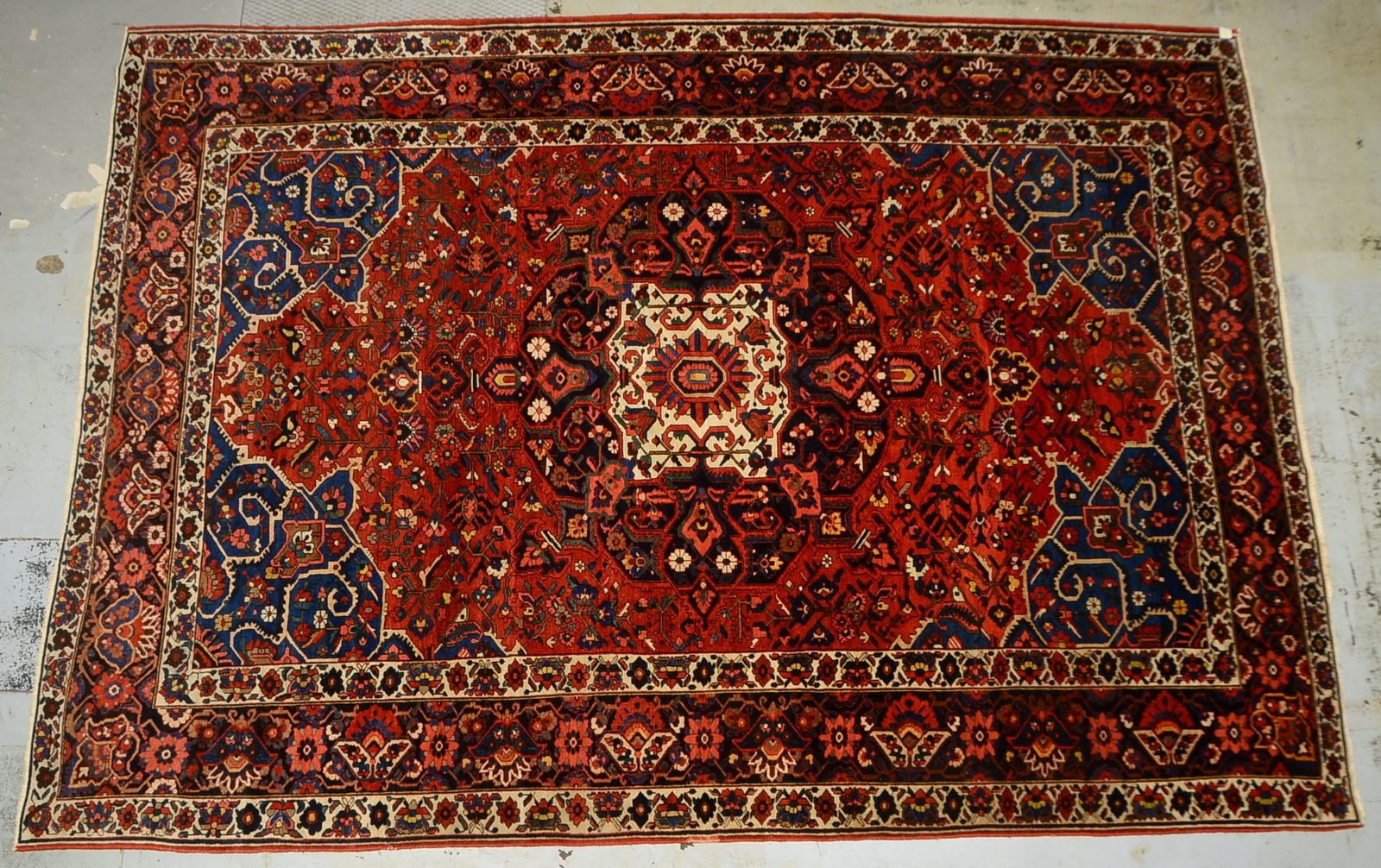 Bakhtiari (Iran), mittelf. Kn., mehrf. Abrasch, gleichm. Flor - insges. guter Zust.