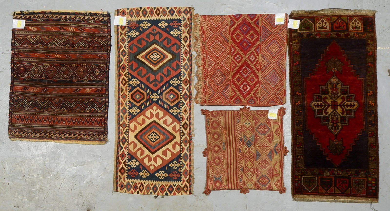 5 antike Textilien/2x als Kissenhülle, versch. Techniken, Pflanzenf.; Maße bis 100 x 47 cm