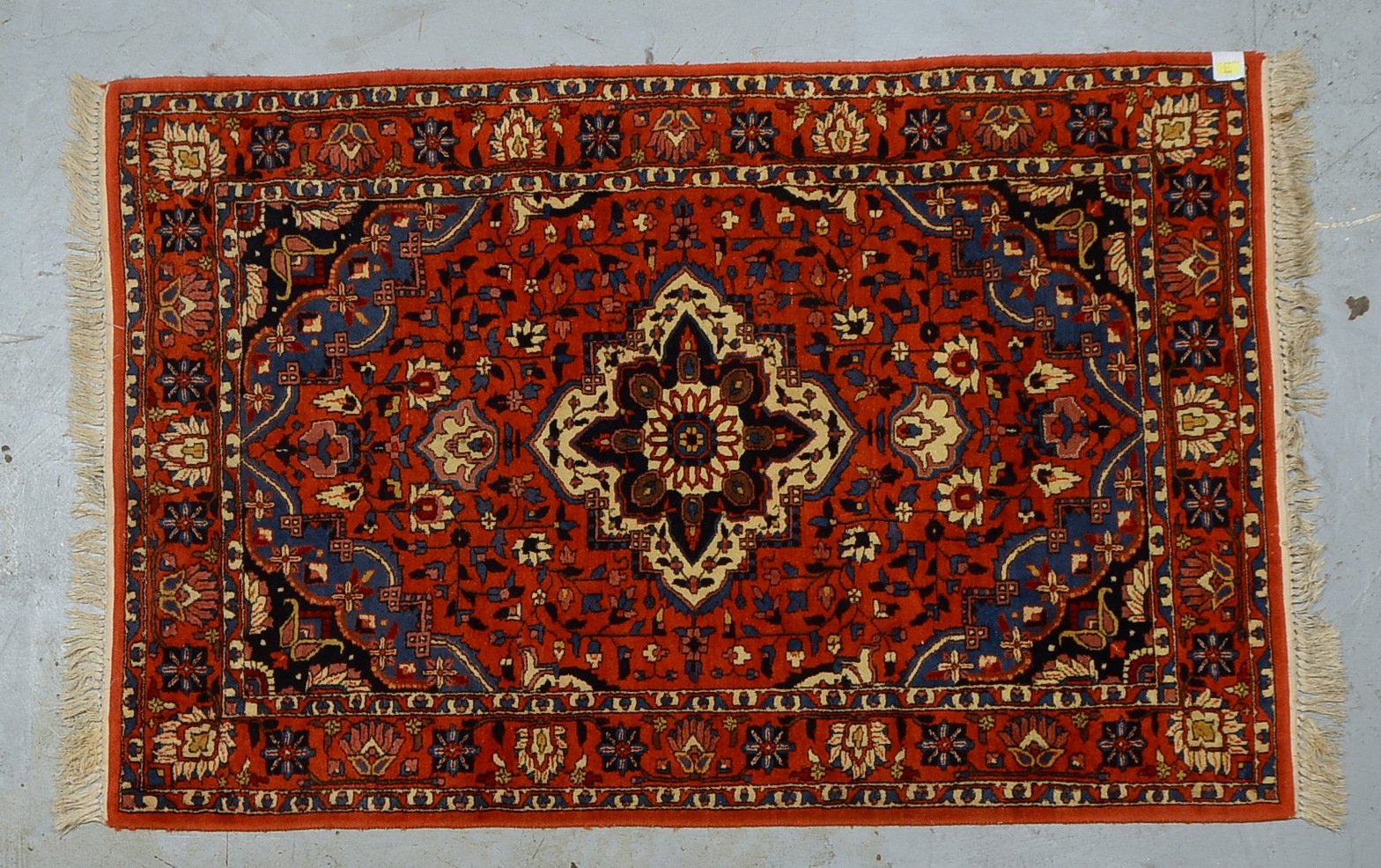Saman-Orientteppich, feste mittelfeine Knüpfung, Flor in gutem Zust.; Maße 188 x 124 cm