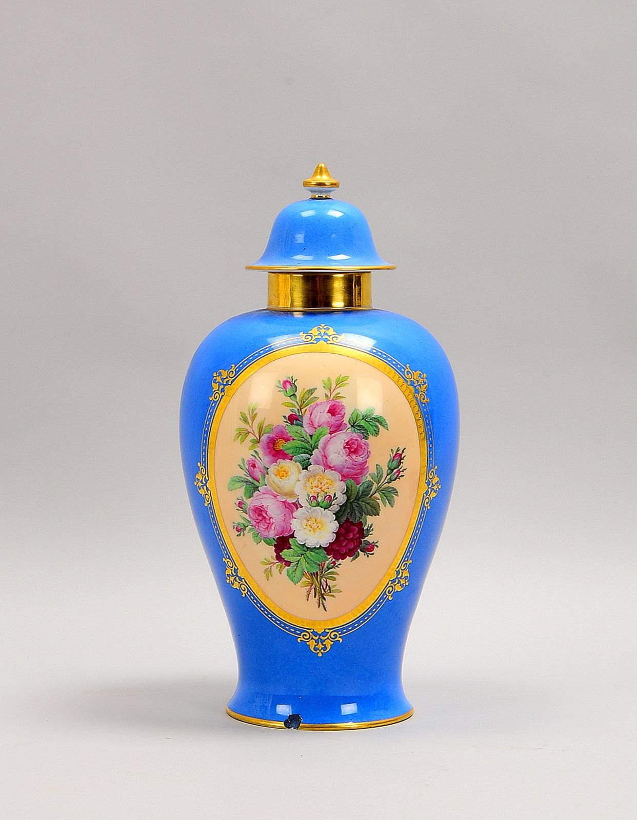 KPM Berlin, Deckelvase, ovoide Form, flor. Handbemalung/blauer Fond; Höhe 39 cm
