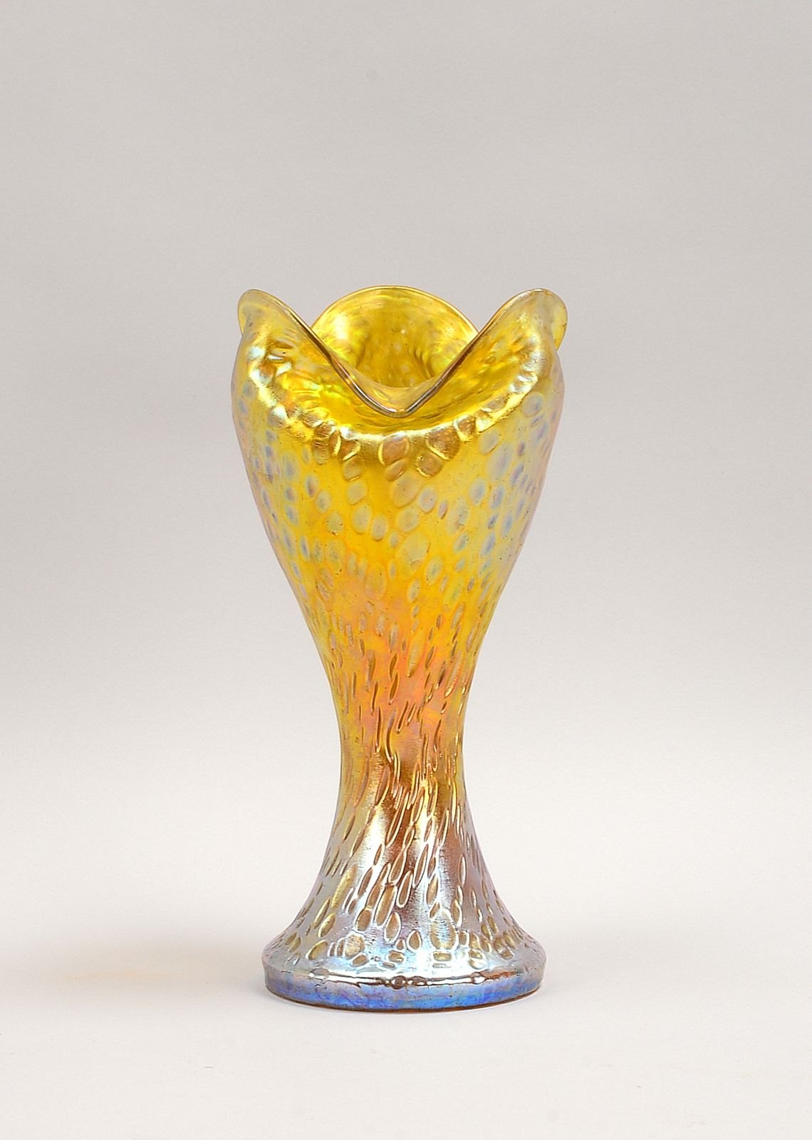 Joh. Loetz Witwe, Jugendstil-Vase, gelb iris. Glas, kraterf., 3-fach gedr. Rand; Höhe 30 cm
