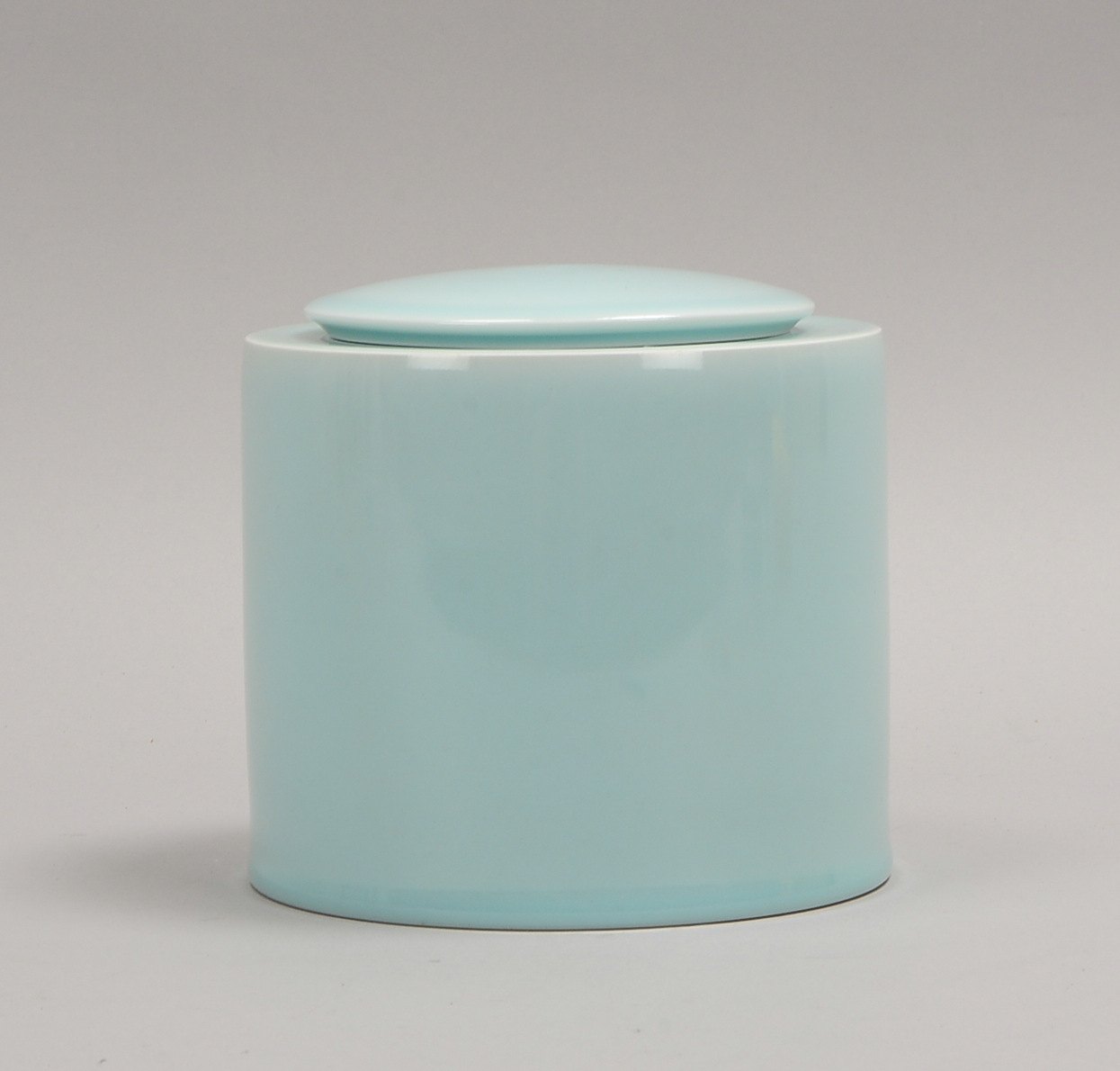 Porz.-Deckelgefäß (wohl Korea), seladonf. Glasur, mit Künstlersignet; Ø 16,5 cm
