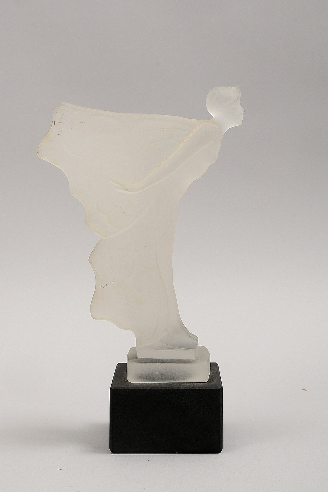 Glasskulptur (um 1930), 'Geflügelte Frau', Entw. H. Hoffmann, Figur auf Granitsockel
