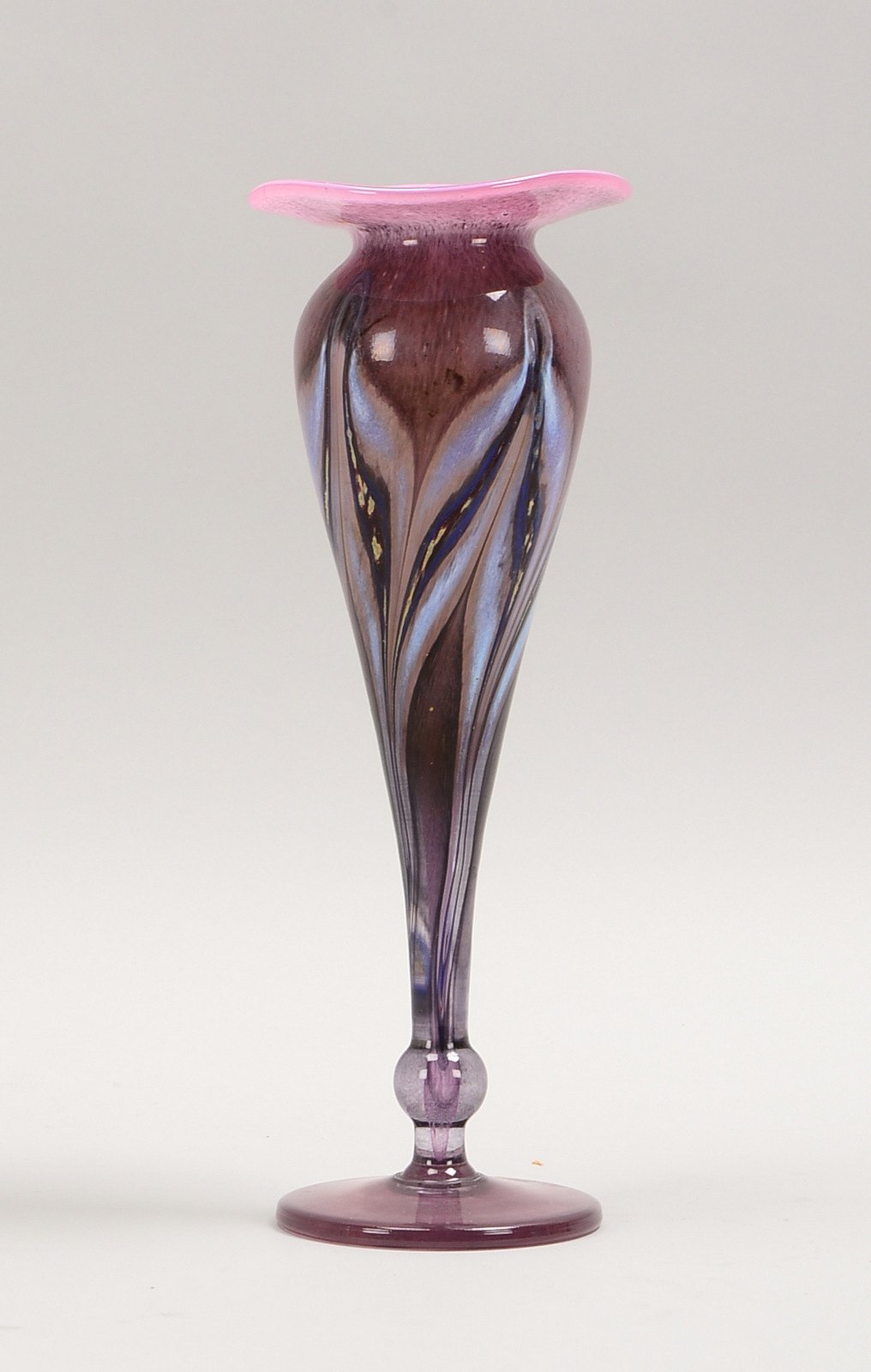Atel. Schmid-Jacquet, bauchige Vase/ausgest. Mündung, Glas viol. verl. mit Einschm., ritzsign.