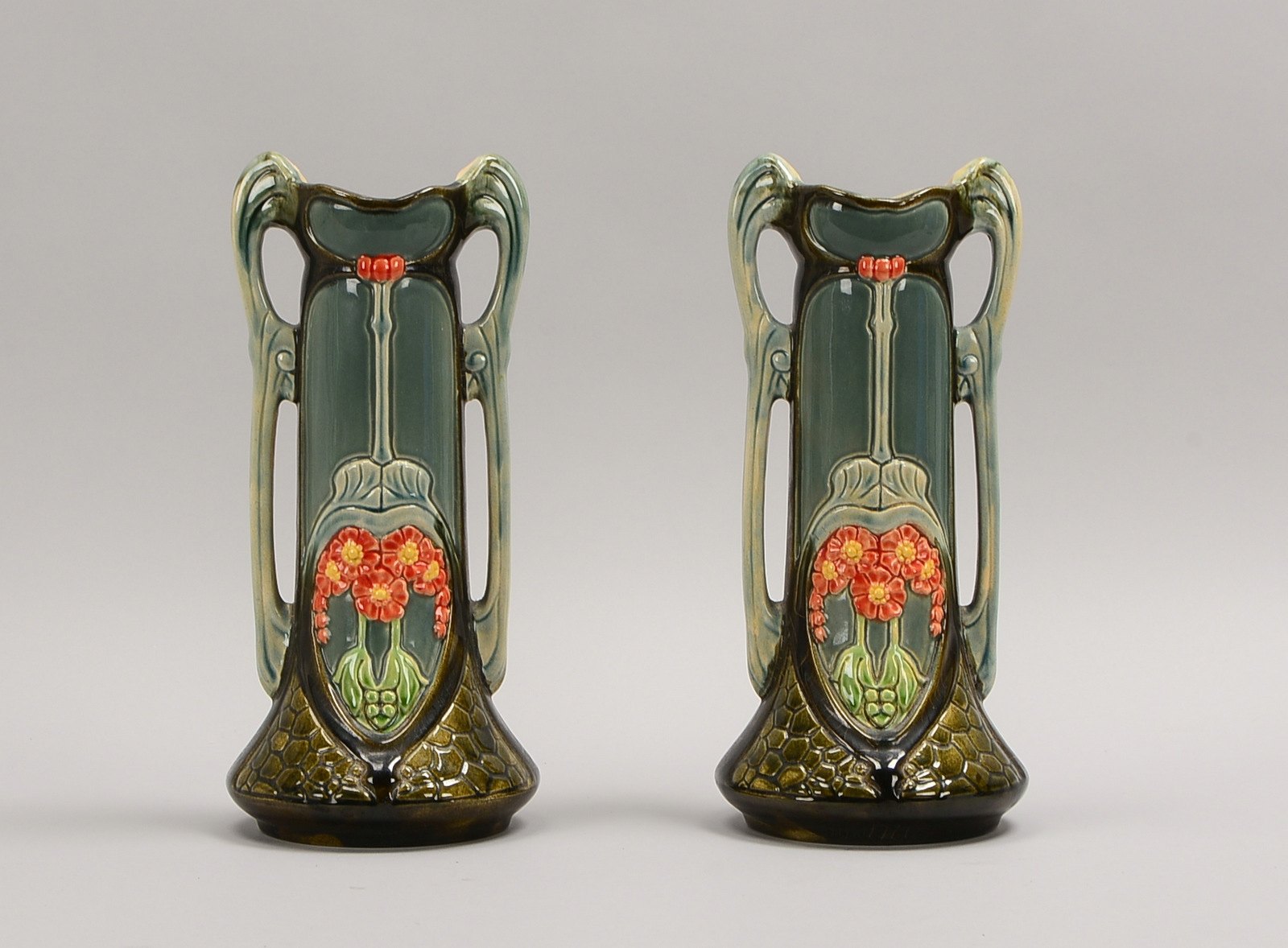Paar Vasen (Jugendstil), Keramik, jeweils polychrom staffiert; Höhe 30,3 cm