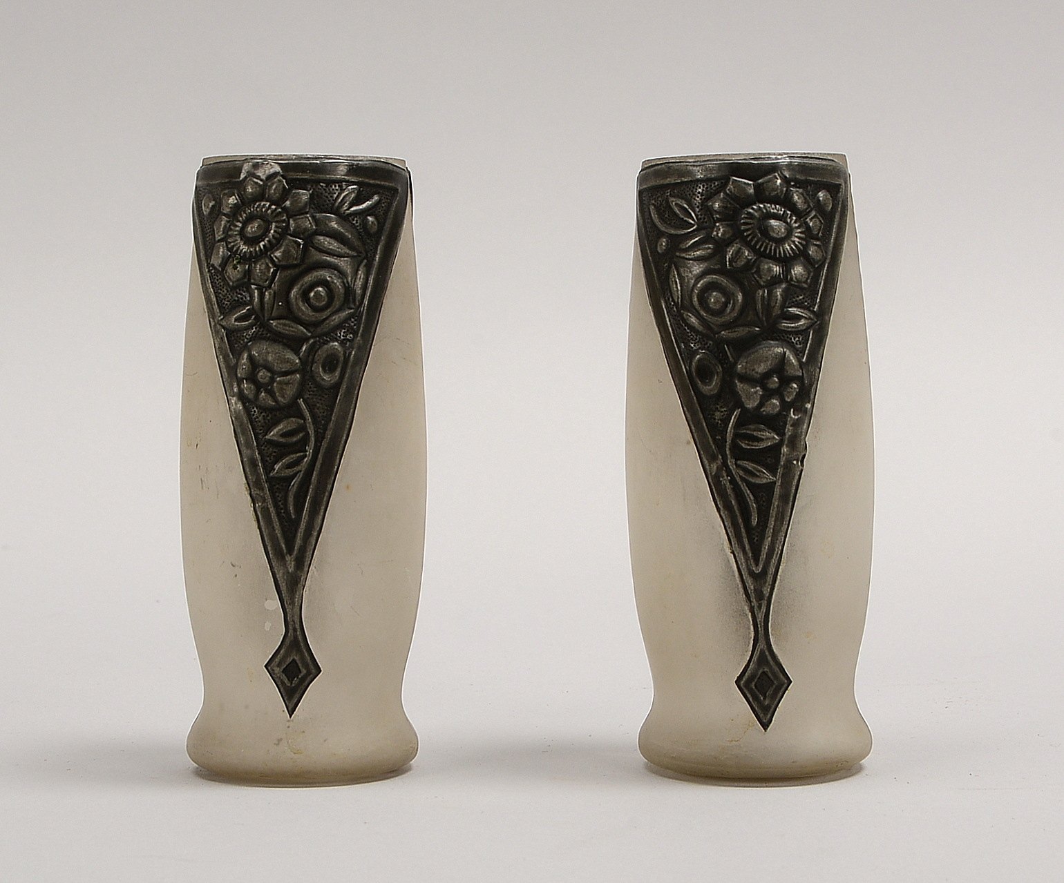 Feisseire (um 1920), 2 Vasen, matt. farbl. Pressglas, mit je 2x flor. Metallreliefs, 1x sign.