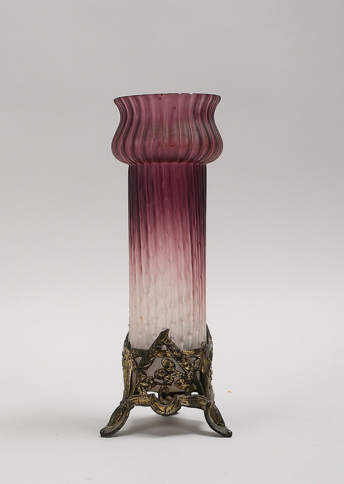 Tischvase, matt. Klarglas mit organ. Struktur, viol. Verlauf, Buntmetall-Fuß; Höhe 26,6 cm