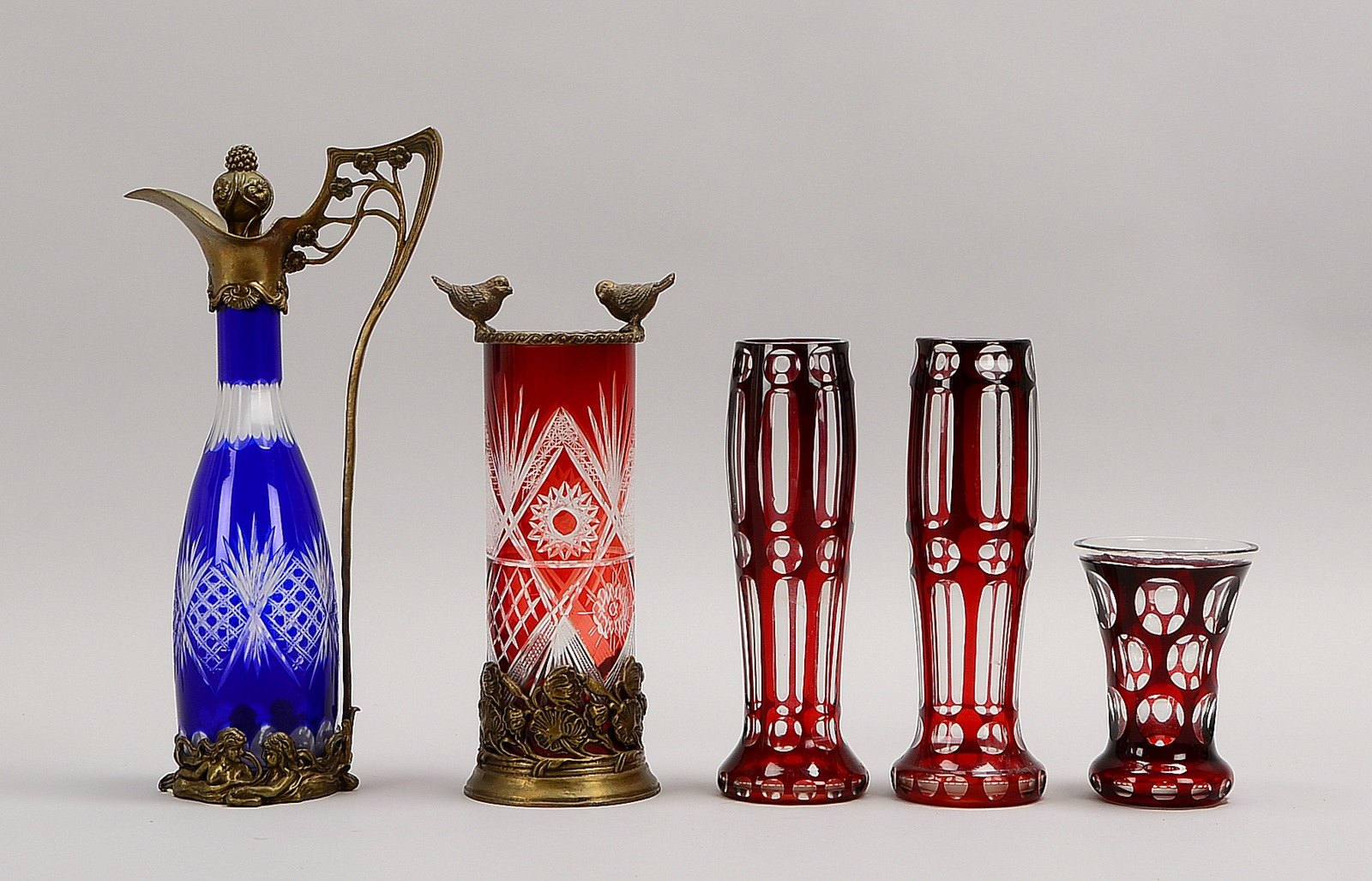 5 Teile Böhm. Glas, farb. überf.: 4x Trinkgl./Vasen und 1 Karaffe - 2x mit Bronze-Mont.