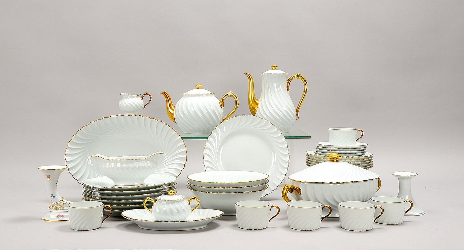 Havil. Limoges, Speise-, Kaffee-/Teeservice, 'Torse', Goldrand, für 6 Pers.; 1 Meissen-Vase