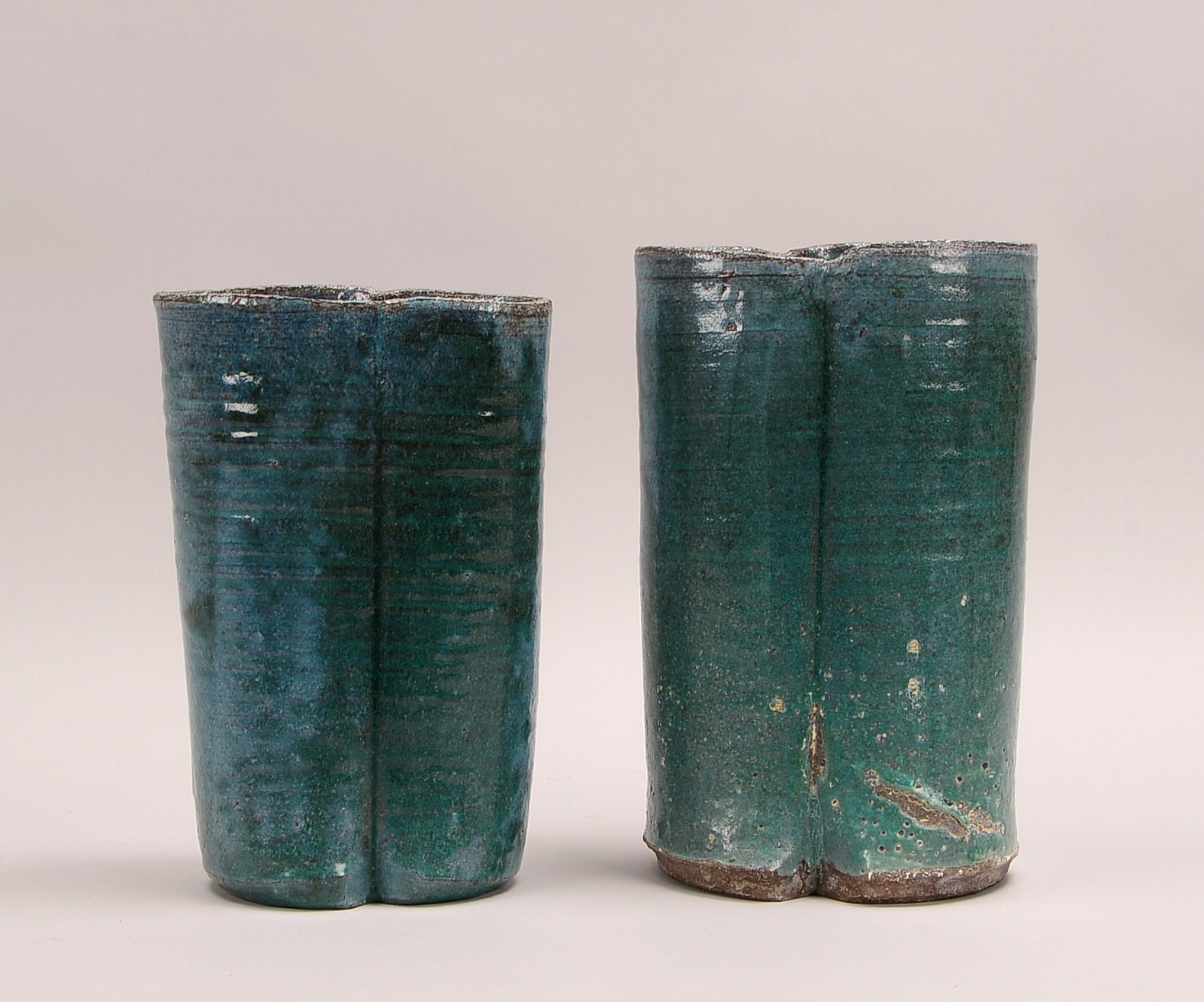 2 Keramikvasen, gedr. Korpus, dunkelbr. Scherben, petrolbl. glas.; Höhe 26 cm/Höhe 28,5 cm