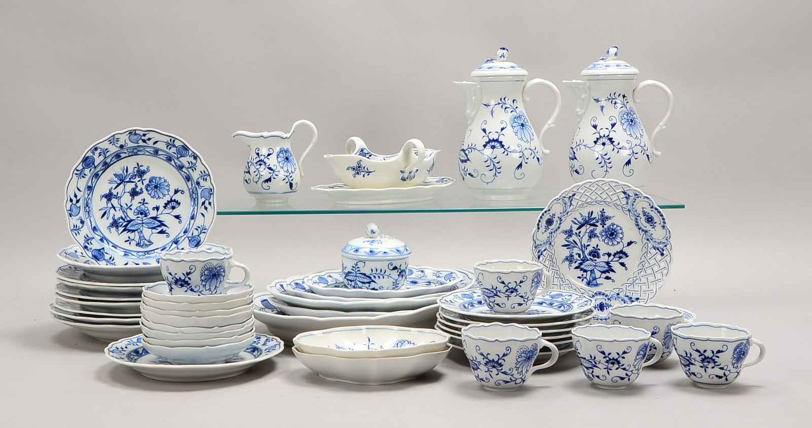 Meissen (4-gestr. bis I. Wahl), Speise-/Kaffee-Restservice, 'Zwiebelmuster', 44-tlg.