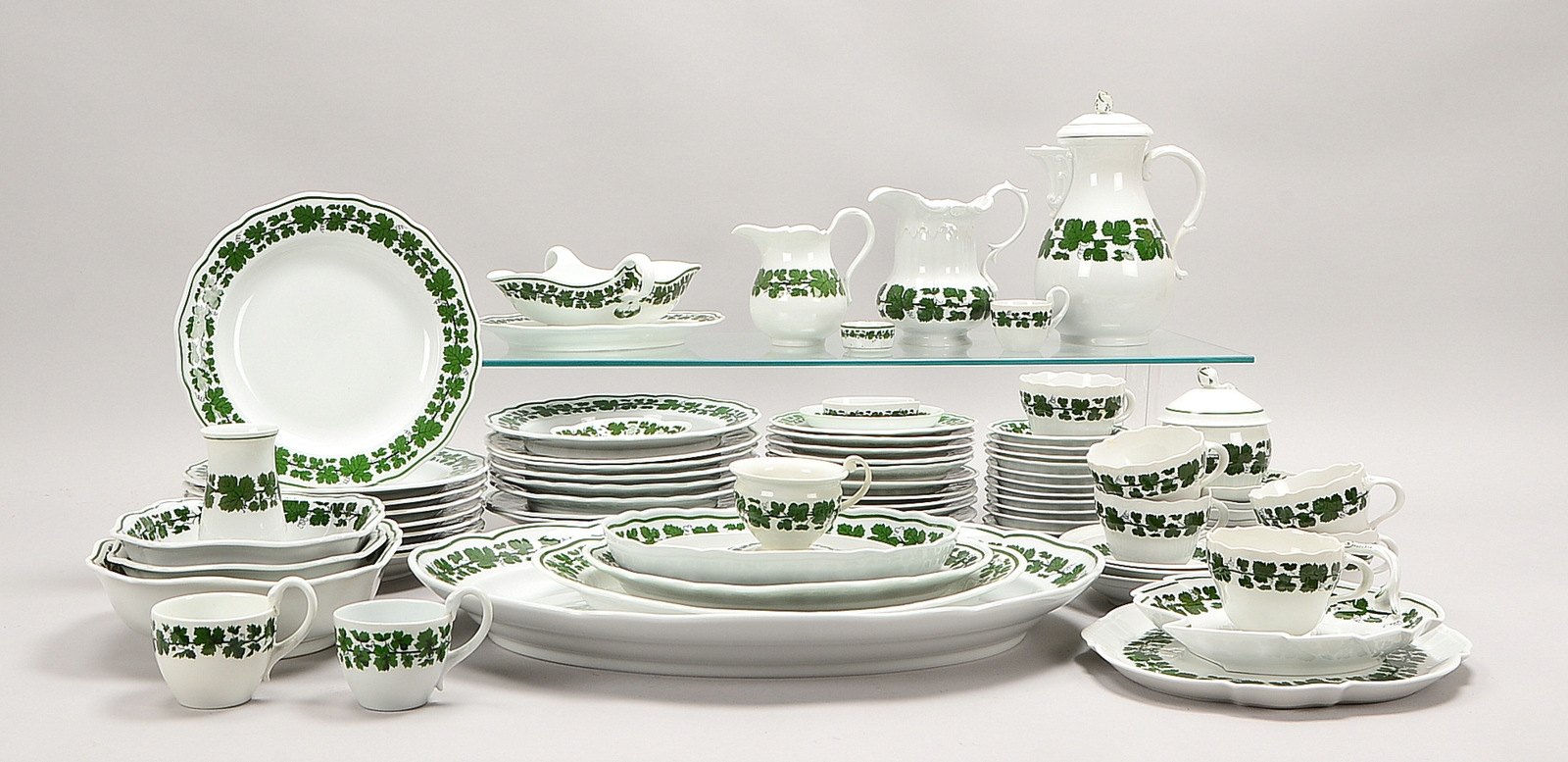 Meissen (4-gestr. bis I. Wahl), Speise-/Kaffee-Restservice, 'Weinlaub'-Dekor, 76-tlg.