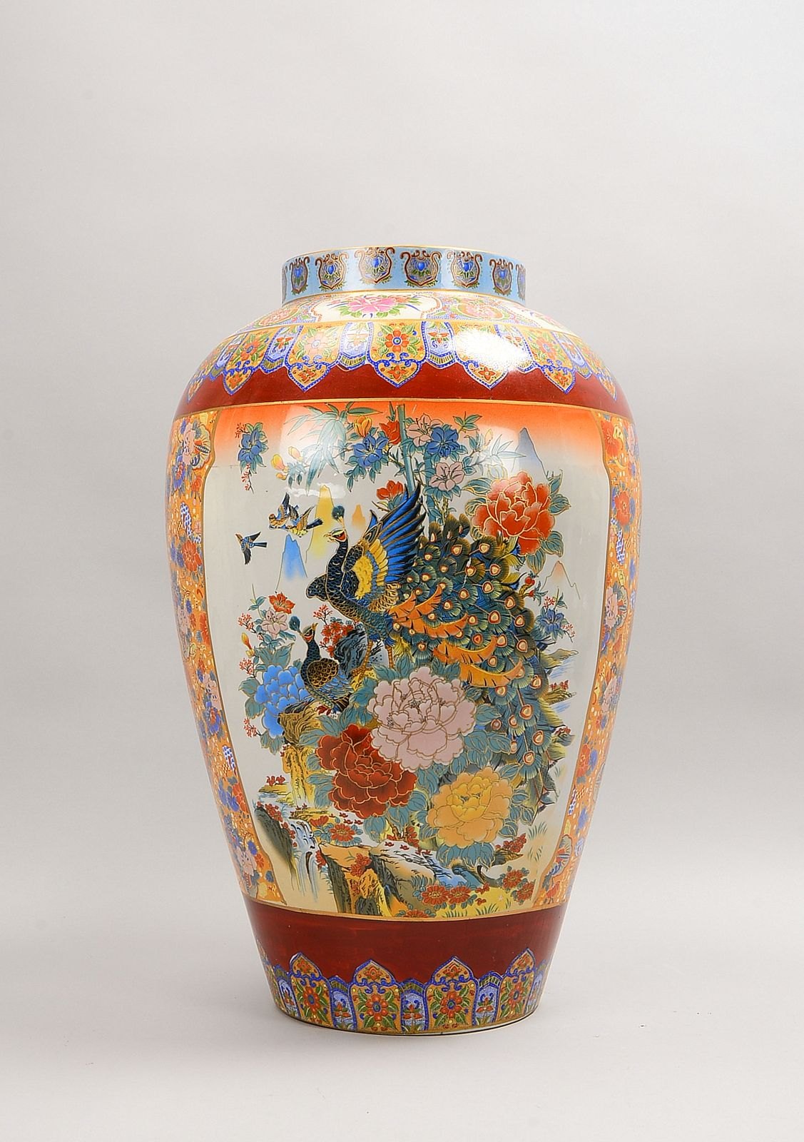 Große Bodenvase, Porzellan, polychrom staffiert (Paradiesmotiv); Höhe 66 cm